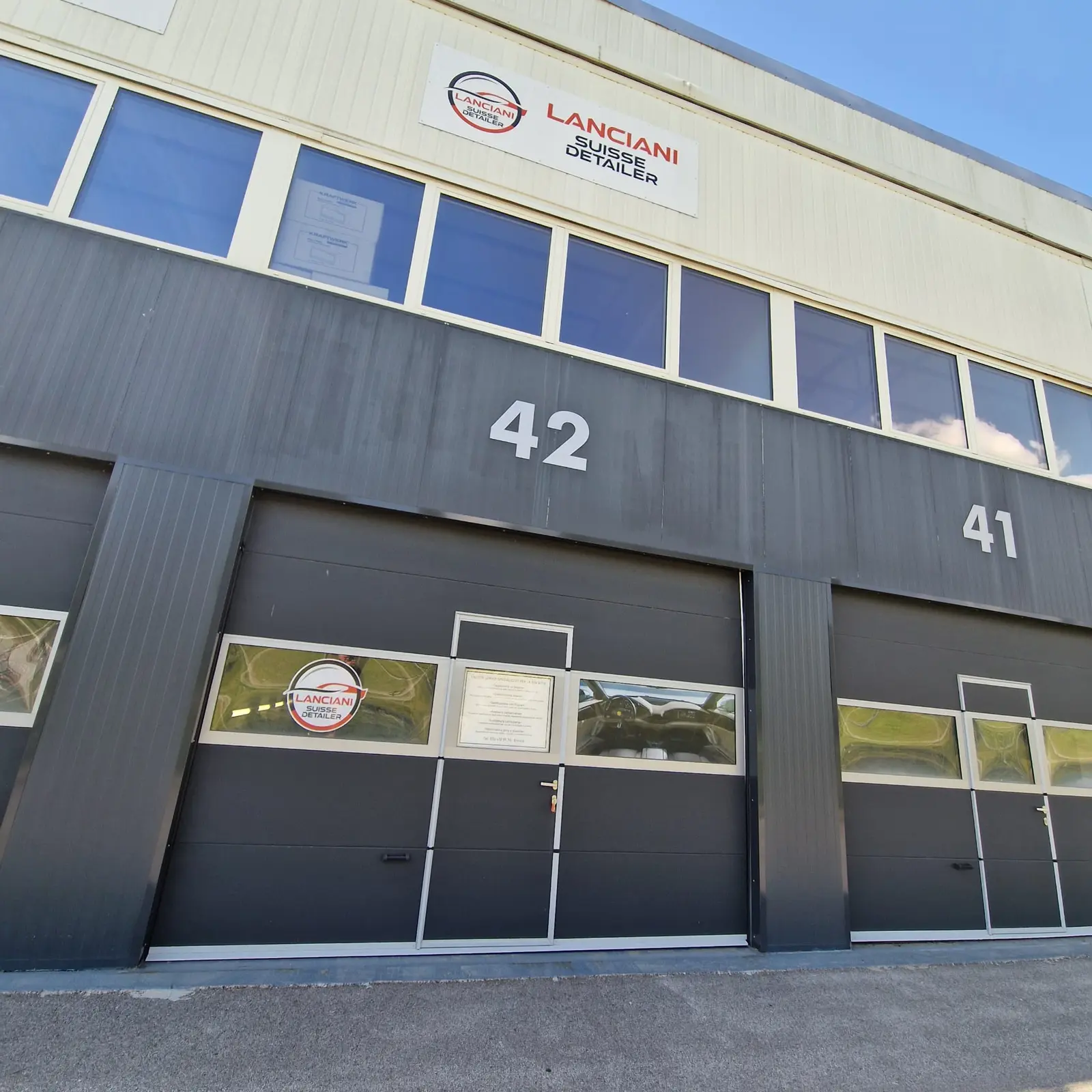 Ingresso del garage 42 presso Hangar 51 a Bioggio