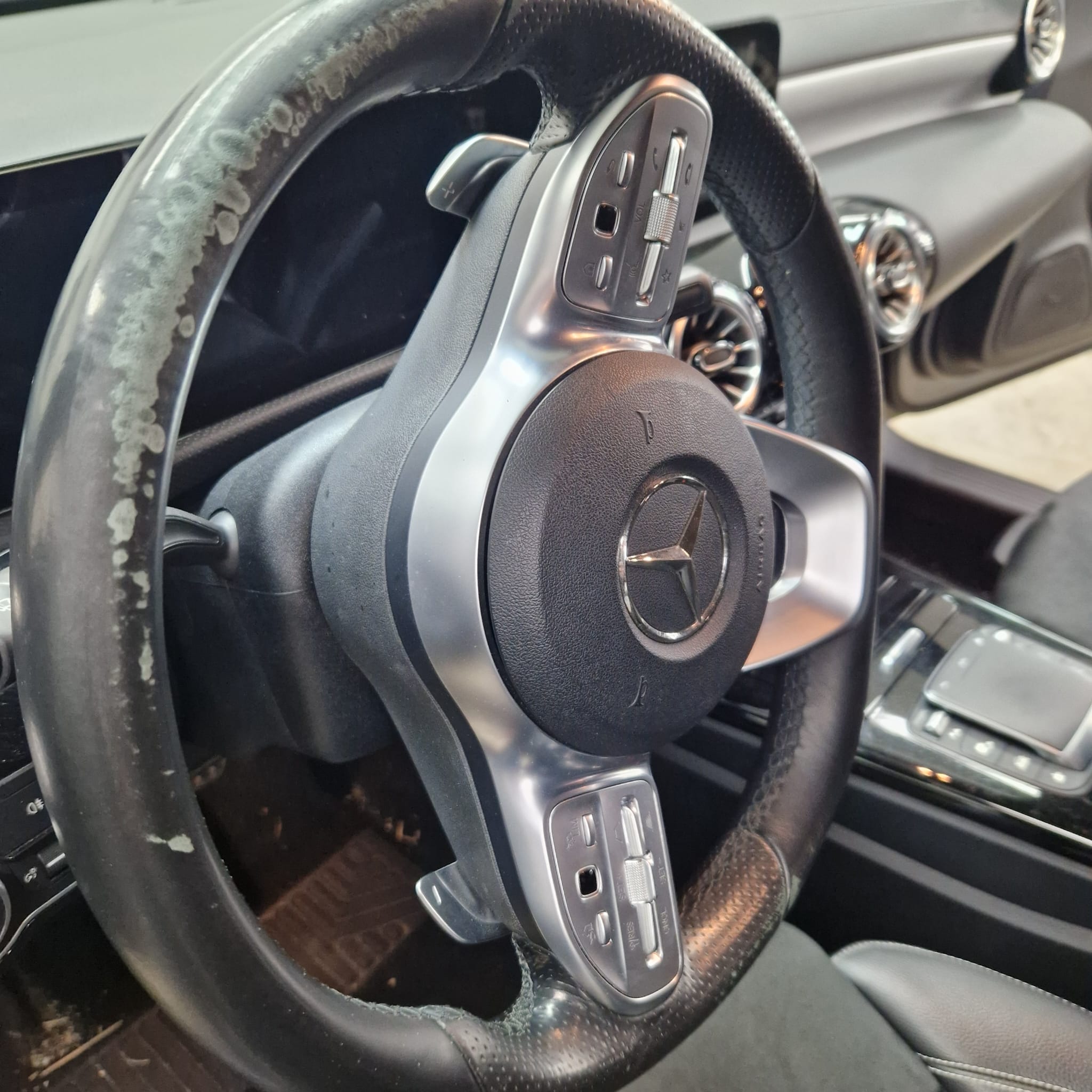 Volante Mercedes prima del restauro